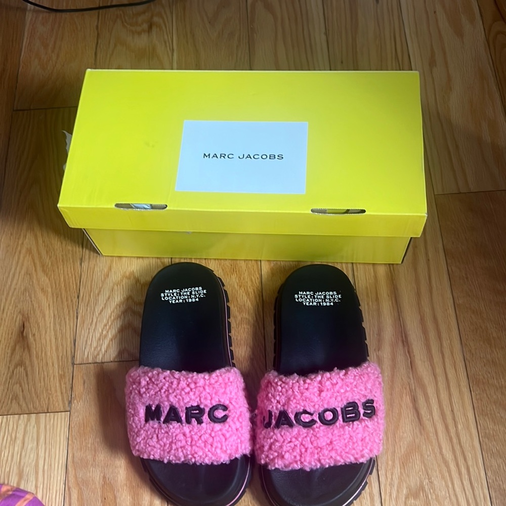 NEW Marc Jacobs Size 6
Teddy logo slides